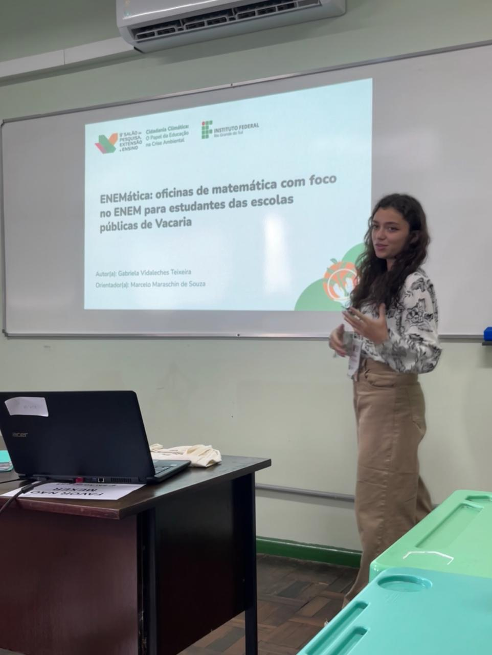 Apresentação de trabalho no Salão do IFRS (2024)